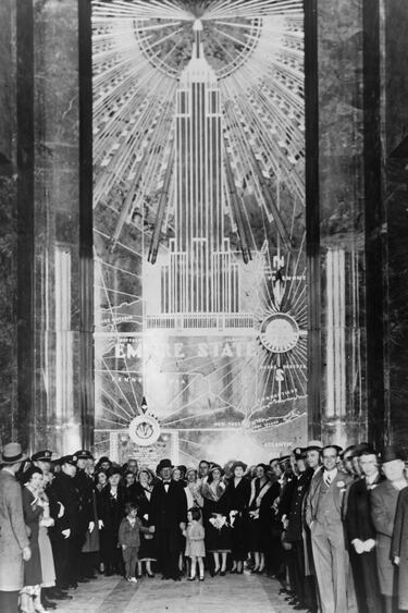 Empire State Building fue inaugurado oficialmente el 1 de mayo de 1931 en Nueva York, convirtiéndose en un símbolo del poder económico estadounidense. Con sus 102 pisos y 381 metros de altura, fue el edificio más alto del mundo hasta 1970. La ceremonia de inauguración contó con la participación del presidente Herbert Hoover, quien activó la iluminación del edificio desde Washington D.C., y de Alfred E. Smith, exgobernador de Nueva York y principal promotor del proyecto.