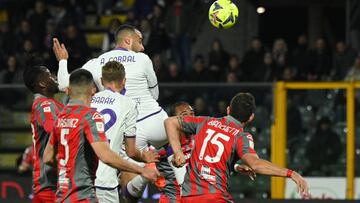 Johan Vásquez, titular en la derrota de la Cremonese frente a la Fiorentina