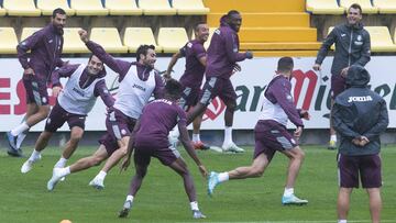 Iborra, brazo en alto, en el entrenamiento que el Villarreal realizó ayer.