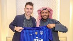 Jonathan Soriano posa con la camiseta del Al-Hilal