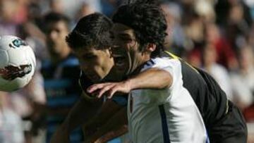 <b>LA IMAGEN DE LA INOCENCIA. </b>Javi López y Lafita mantuvieron un forcejeo en el que el primero derriba al segundo, pero fuera del área.