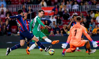 Marc-André ter Stegen detiene el balón tras el remate de Juan Miranda.