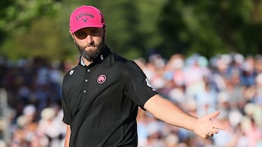 Jon Rahm se lamenta de un golpe durante el PGA Championship en Quail Hollow.