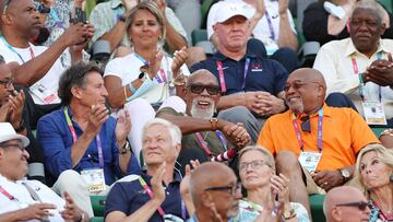 Sebastian Coe (presidente de World Athletics), John Carlos y Tommie Smith, en la grada de Hayward Field.