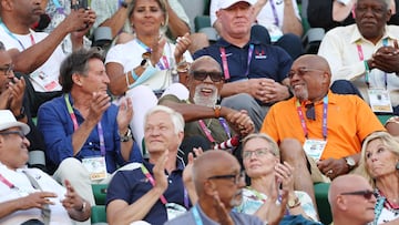 Sebastian Coe (presidente de World Athletics), John Carlos y Tommie Smith, en la grada de Hayward Field.