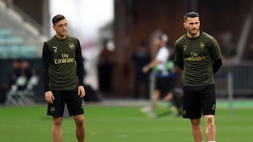 Özil y Kolasinac, envueltos en una batalla de bandas