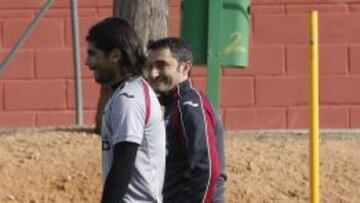 Valverde charla con banega durante el entrenamiento.
