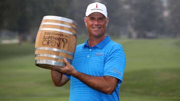 Stewart Cink posa con el trofeo de campe&oacute;n del Safeway Open en el Silverado Resort de Napa, California.