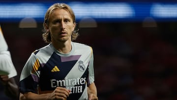 Real Madrid's Croatian midfielder #10 Luka Modric warms up before the Spanish Liga football match between Club Atletico de Madrid and Real Madrid CF at the Metropolitano stadium in Madrid on September 24, 2023. (Photo by OSCAR DEL POZO / AFP)