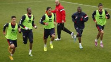 CON INTENSIDAD. Paco dirige un entrenamiento del Rayo Vallecano.