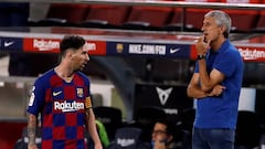 Messi pasa al lado de Quique Seti&eacute;n durante un partido.