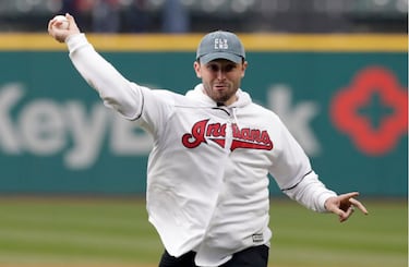 El pick n迆mero 1 global del Draft pasado se uni車 a la fiebre de los Indians y los represent車 en el lanzamiento inaugural el 27 de abril ante los Mariners.