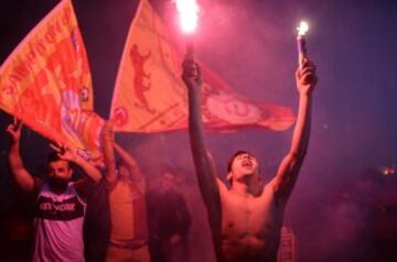 Fanáticos del equipo Galatasaray celebran, la Superliga de Campeones de Turquía, en Estambul (Turquía). El Galatasaray logró su vigésimo título de campeón de la Liga turca, tras el empate (2-2) cosechado hoy por el Fenerbahce, segundo clasificado, en su visita al campo del Istanbul Basaksehir. 