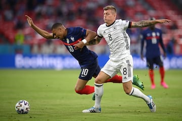 Kylian Mbappe con Toni Kroos.