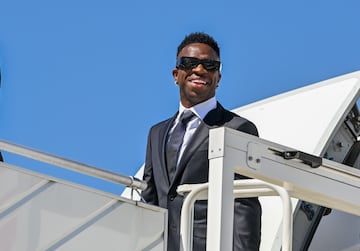 Vinicius Júnior bajando las escalerillas del avión a su llegada a Varsovia.