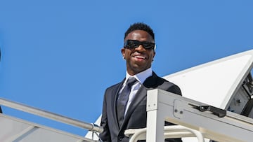 Vinicius Júnior bajando las escalerillas del avión a su llegada a Varsovia.