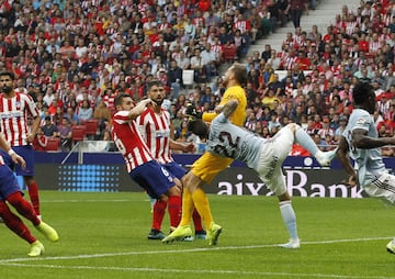 Jugada en la que el jugador del Celta, Santi Mina y el portero del Atlético de Madrid, Oblak, chocan fuertemente. 
