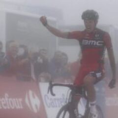 De Marchi gana entre la niebla y Dumoulin cede poco terreno