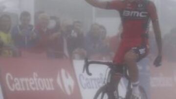 Alexandro De Marchi gan&oacute; la 14&ordf; etapa entre la niebla de la Fuente del Chivo.