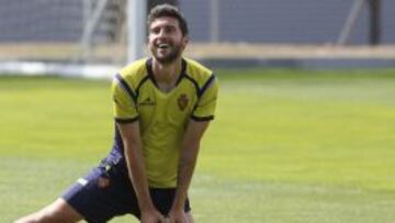 Borja Bast&oacute;n, durante un entrenamiento con el Zaragoza.