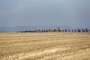 El pelotón durante la decimotercera etapa de la Vuelta Ciclista a España 2014, que ha transcurrido entre Belorado (Burgos) y el Parque de Cabárceno (Cantabria) con un recorrido de 188,7 kilómetros. 