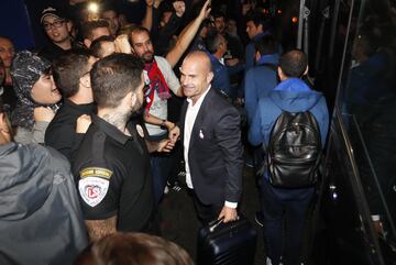 Levante fans took to the street to wecolme the team bus on its return to Valencia following the 1-2 win against Real Madrid at the Bernabéu.