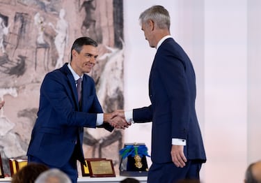 El presidente del Gobierno, Pedro Sánchez (I), saluda al exjugador de baloncesto Antonio Martín (d).