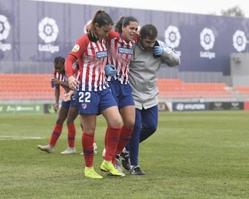 Andrea Falcón se marchó lesionada en el partido ante el Sporting.