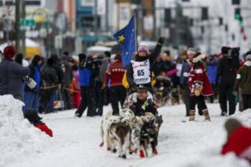 Acto ceremonial del comienzo de la carrera de trineos con perros que se celebró el pasado sábado en Anchorage, Alaska.