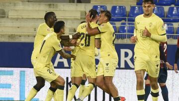 Centeles es felicitado tras anotar su golazo.