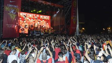 Los jugadores de la Selección celebran el oro Mundial en Madrid.