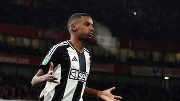 Soccer Football - Carabao Cup - Semi Final - First Leg - Arsenal v Newcastle United - Emirates Stadium, London, Britain - January 7, 2025 Newcastle United's Alexander Isak celebrates scoring their first goal REUTERS/Ian Walton EDITORIAL USE ONLY. NO USE WITH UNAUTHORIZED AUDIO, VIDEO, DATA, FIXTURE LISTS, CLUB/LEAGUE LOGOS OR 'LIVE' SERVICES. ONLINE IN-MATCH USE LIMITED TO 120 IMAGES, NO VIDEO EMULATION. NO USE IN BETTING, GAMES OR SINGLE CLUB/LEAGUE/PLAYER PUBLICATIONS. PLEASE CONTACT YOUR ACCOUNT REPRESENTATIVE FOR FURTHER DETAILS..