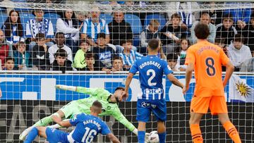 VITORIA, 02/09/2023.- El guardameta del Alavés, Antonio Sivera (i), detiene un remate valencianista durante el encuentro correspondiente a la cuarta jornada de primera división que disputan hoy sábado en el estadio de Mendizorroza, en Vitoria. EFE / Luis Tejido.