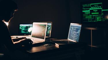 Los estafadores dan con una nueva forma de lograr que las víctimas los llamen con la ayuda de la IA