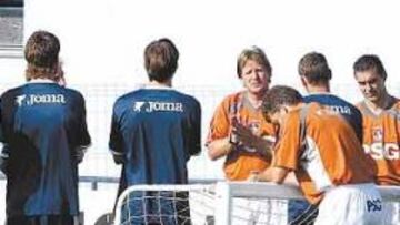 <b>CALMA. </b>Schuster reunió a sus hombres y les pidió que mantengan la humildad tras el buen inicio liguero del conjunto azulón.