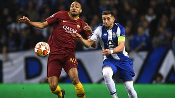 Herrera pelea con Nzonzi durante el pasado Oporto-Roma de la Champions.