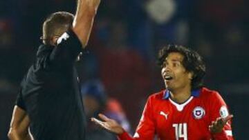 Matías Fernández y la segunda roja de su carrera.