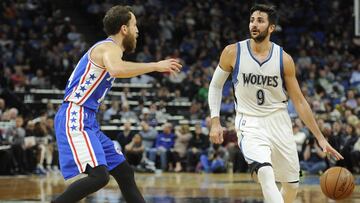 MSP01. MINNEAPOLIS (EE.UU.), 17/11/2016.- Sergio Rodríguez (i) de 76ers en acción ante Ricky Rubio (d) de Timberwolves hoy, jueves 17 de noviembre de 2016, durante un juego de la NBA, que se disputa en el Target Center de Minneapolis, Minnesota (Estados Unidos). EFE/CRAIG LASSIG