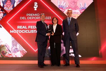 Premio a los 100 años de la RFME. En la imagen, Manuel Casado; presidente de la RFME posa con el galardón junto a  Daniela Guillén; piloto de motocross e Ignacio Soto, director general de la SER.