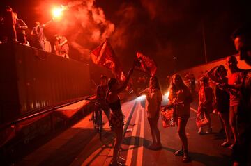 Seguidores del Liverpool celebran por las calles de la ciudad la primera liga de su equipo en 30 años.