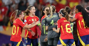 Alegría al final del partido: la selección española pasa a semifinales de la Eurocopa 2025 tras vencer a Suiza por 2-0.





