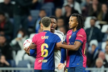 El jugador del Barcelona nacido en  Los Palacios y Villafranca salió al terreno de juego en el tramo final del encuentro, pero tuvo tiempo suficiente para tener sus tiranteces con el delantero brasileño del Real Madrid. "¡4-0, 4-0!", le dijo Gavi a Vinicius en varias ocasiones, haciéndole el gesto con la mano.