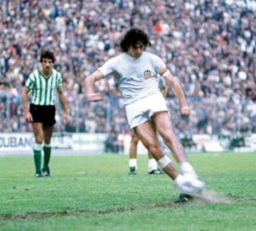 Kempes con el Valencia ganó la Supercopa de Europa de 1980 al Nottingham Forest.
