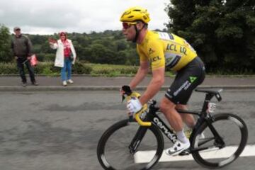 Mark Cavendish con el maillot amarillo.