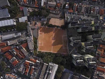 Vista aérea de los jugadores Sub-12 del club de fútbol brasileño Palmeiras calentando antes de disputar un
partido en la comunidad de Vila Carolina, en las afueras de Sao Paulo. En la imagen se puede apreciar que el
campo en el que se ejercitan no presenta exactamente unas dimensiones muy simétricas.