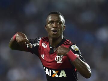 Juega cedido en el Flamengo y el Madrid quiere incorporarlo en julio, cuando ya tendrá 18 años. Su adaptación al fútbol profesional, va sobre ruedas. Su doblete al Emelec en la Libertadores fue un aviso y ambiciona incluso el Mundial.