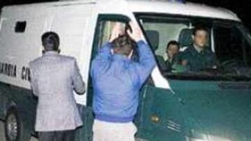 <b>EL TRASLADO.</b> Jesús Gil fue conducido anoche en un furgón de la Guardia Civil desde los calabozos de la Audiencia Nacional hasta la prisión de Alcalá-Meco. Dos empleados de Gil le despidieron con gritos de "presidente, presidente".