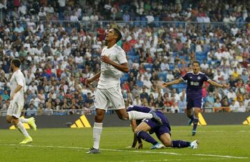 El jugador del Real Valladolid, Guardiola, marca el 1-1 al Real Madrid. 