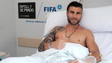 Armando, en la habitación de Quirón Salud, tras la operación.