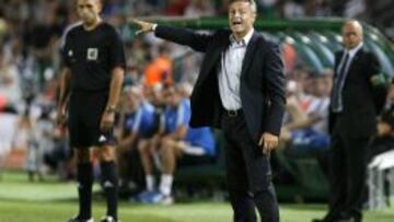 El entrenador del Elche, Fran Escribá (d), durante el partido de Primera División ante el Real Madrid que están disputando esta noche en el estadio Martínez Valero, en Elche.